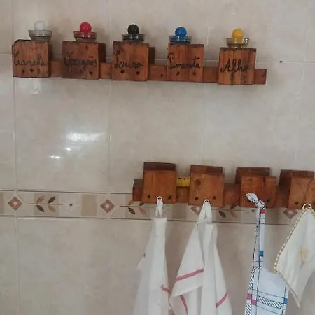 לינה וארוחת בוקר Dinosousa לוריניה